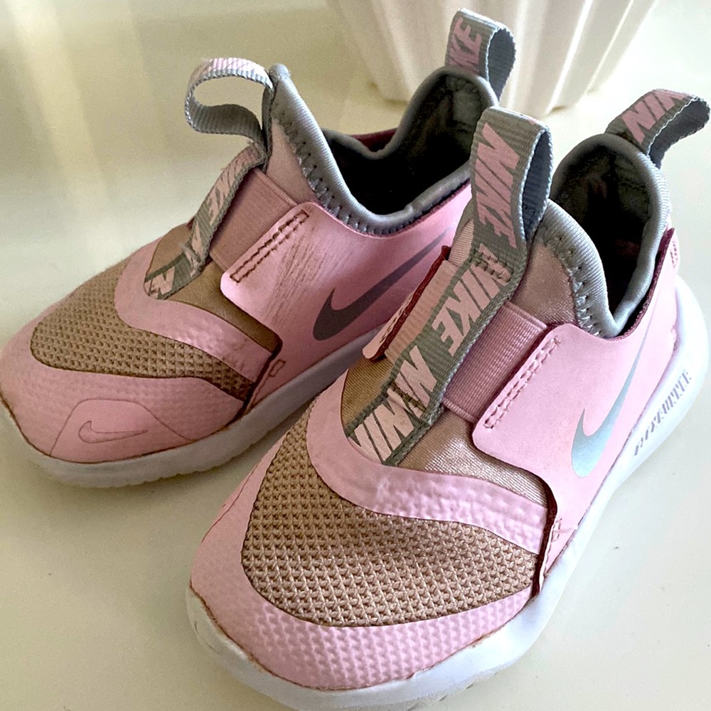 Toddler Nike runners in size 7 gently used